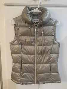 CALVIN KLEIN PUFFER WESTE SILBER MIT REISSVERSCHLUSSTASCHEN GR. S - Bild 1 von 5
