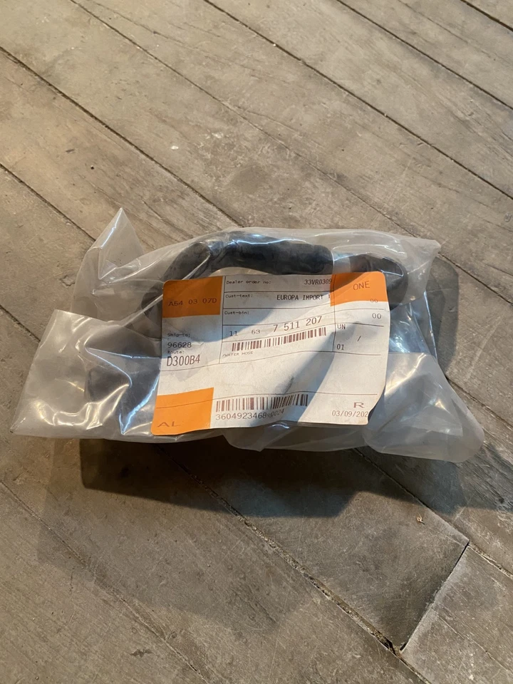 BMW 540i 740i 2001-2003 ATF motor refrigerante manguera de agua nuevo OEM 11537511207 Foto 1 de 1