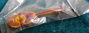 QUEENSTOWN NEUSEELAND FEIERÖFFNUNG MAORI KUNSTWERK GITARRE Hard Rock Cafe PIN NEUWERTIG IN VERPACKUNG - Bild 1 von 2