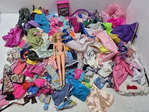 Vintage Barbie Puppe mit RIESIGEM Konvolut Kleidung Kleidung Zubehör 80er 90er 2000er - Bild 1 von 14