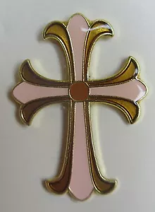 Spilla bavero croce rosa e oro cristianesimo religioso cappello spilla cravatta tac chiesa - Foto 1 di 1