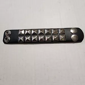 Bracelet Punk Metal 2 rangées Pyramide Stud cuir noir 6,5 pouces Rivet Goth - Photo 1 sur 3