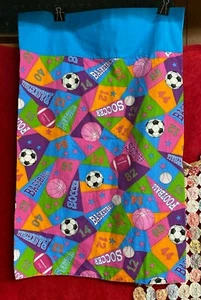 Heller mehrfarbiger Kissenbezug Sportmotiv Basketball Fußball Soccer blau pink + - Bild 1 von 3