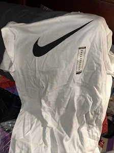 Nike Men's Athletic Wear Short Sleeve Swoosh Graphic Workout Active Gym T-Shirt - Picture 1 of 3