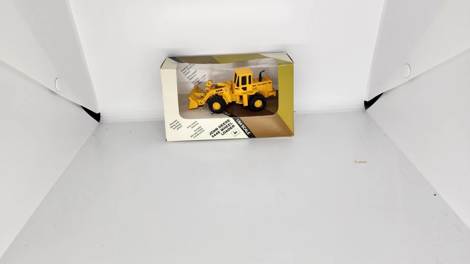 John Deere 544E Front Wheel Loader 1/64 ERTL #5539 1989 Die-Cast Vintage NIB - Image 1 of 1