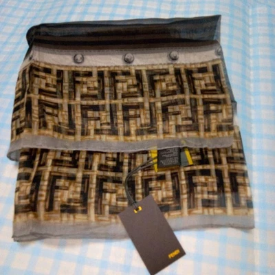 FENDI Bufanda Geométrica Seda Zucca con Etiqueta Fendi 85cmx85cm Foto 1 de 4