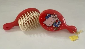 Zwei Vintage 1976 Sanrio Hello Kitty Mini Haarbürsten roter Hase Bär eine mit Charm - Bild 1 von 11