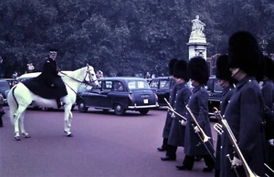Orig Slide, 1976 London Street Scene / Black Cabs, Mounted Police, Military Band - Picture 1 of 1