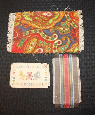 Лот из 3 винтажных тканевых ковров ручной работы для кукольного домика: алфавит животное - полоса пейсли - Изображение 1 из 4