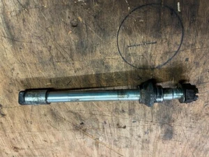 KAWASAKI Z200 VORDERRADSPINDEL UND ABSTANDSHALTER - Bild 1 von 1