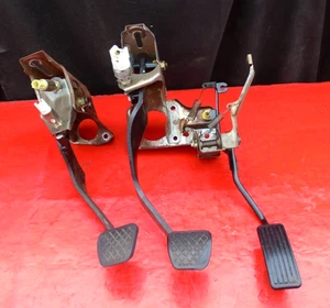 94-01 ACURA INTEGRA GAS ACCELERATOR BRAKE CLUTCH PEDAL PEDALS SET 5 SPEED MANUAL - Picture 1 of 4