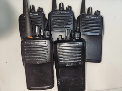 Lote de 5 radios portátiles Vertex UHF - sin baterías Foto 1 de 2