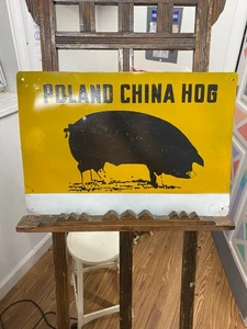 Insegna in metallo verniciato maiale Polonia Cina 22" x 15 1/2" AZIENDA AGRICOLA MAIALE GASOLIO SODA MANGIME VEDI - Foto 1 di 4