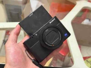 Sony Cyber-shot RX100 V RX100M5 20.1MP Digital Camera W/ Flip Screen Tested - Picture 1 of 7