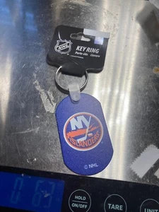 New York Islanders Keychain NHL Hockey (FLAT OVAL 2.5") BRAND NEW - Picture 1 of 3