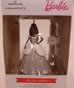 *Neu im Karton* Hallmark 2021 Holiday Barbie African American Red Box Ornament Exclusive - Bild 1 von 3