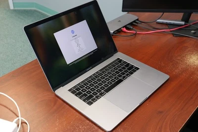 MacBook Pro 15 pulgadas A1990 | Usado Foto 1 de 4