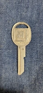 De colección GM 1970s 1980s llave automática en blanco (D) sello raro coches de General Motors Nuevo de Lote Antiguo - Imagen 1 de 2