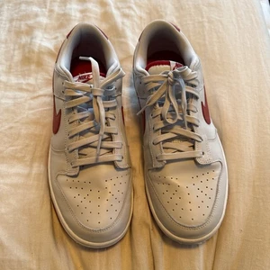 Nike Dunk Low Vast Grey Varsity Red (FJ0832-011) taglia 11 - Foto 1 di 6
