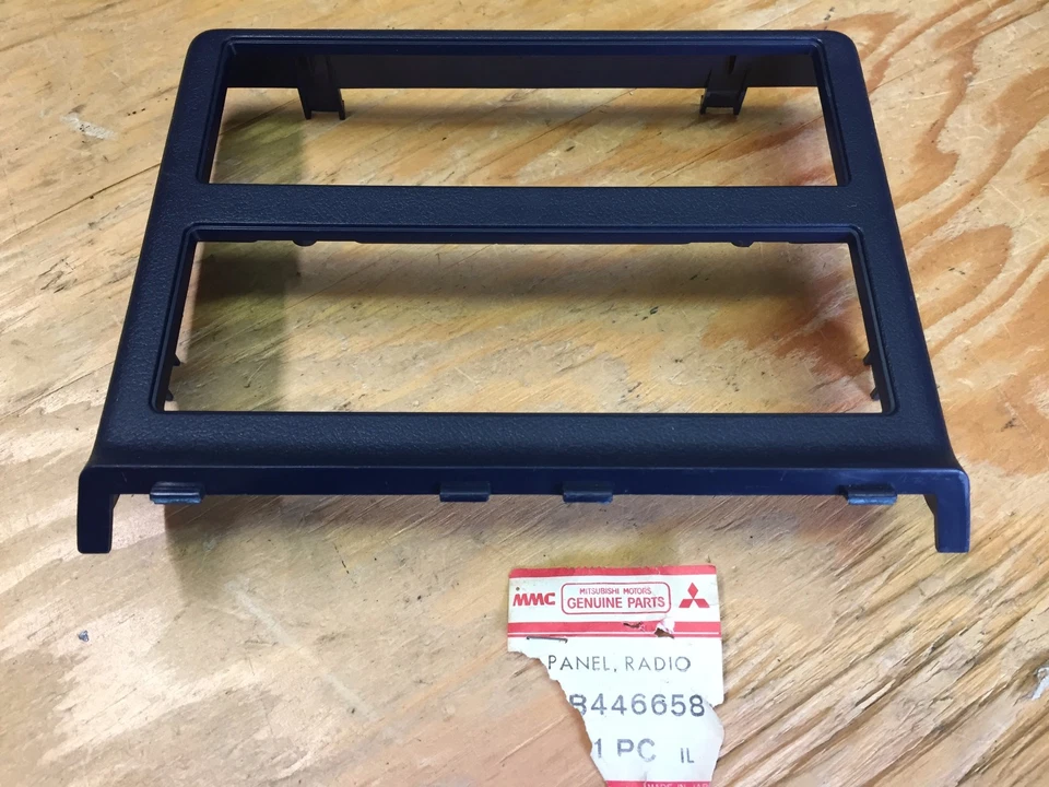 NUEVO DE LOTE ORIGINAL MITSUBISHI (MOPAR) 83 84 85 LANCER CONSOLA RADIO BISEL MB446658 AZUL Foto 1 de 1