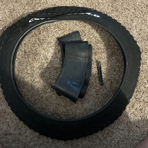 Neumático de calle con tubo nuevo CST BFT 20x4,0 Fat Bike - Imagen 1 de 4