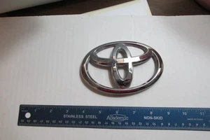Emblema Toyota 2010-2021 de fábrica - Imagen 1 de 4