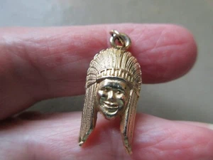 VINTAGE GOLD TONE INDIGENOUS NATIVE CHIEF SMILING FACE FOB LUCKY CHARM PENDANT - Picture 1 of 2
