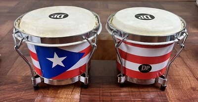 Bongo latino con bandera de Puerto Rico DP. Cabezales de 6” y 7”. Foto 1 de 4