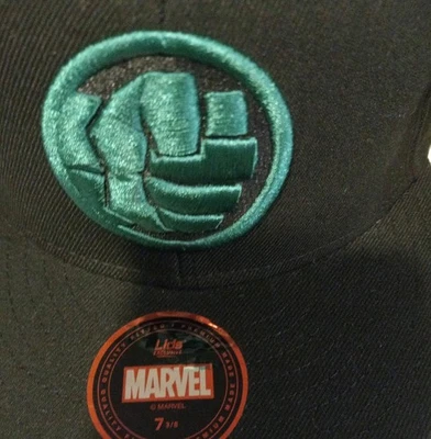 Hulk Marvel preto com montagem UV 7 3/8 preto-verde. Patch lateral bordado Hulk  - Imagem 1 de 4
