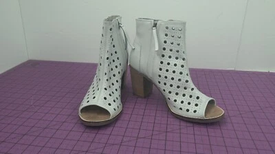 Toms Basketweave Majorca Gray Leather Peep-toe Bootie Dove zip size 8W - Image 1 of 4
