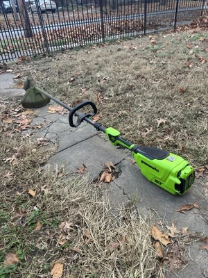 Recortadora de cuerda de eje de fibra de carbono Greenworks 60V 16" con (1) 4,0 Ah y cargador Foto 1 de 4