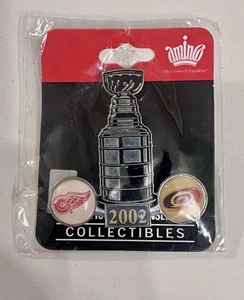 2002 NHL STANLEY CUP Finals Pin Dueling Logo Detroit Red Wings vs Hurricanes - Picture 1 of 2