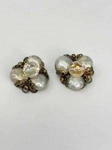Vintage goldfarbene weiße und klare Lucite Cluster Perlen Clip auf Ohrringe - Bild 1 von 7