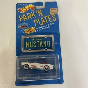 Hot Wheels Park 'N Plates '65 Mustang Cabrio bianco con strisce rosse 1988 - Foto 1 di 4