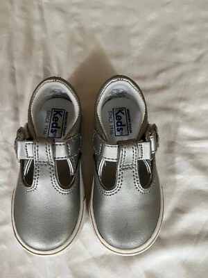 Niñas Keds Daphne Cuero T - Correa Mary Jane Zapatos Tenis Plateados talla 5.5 M Foto 1 de 3