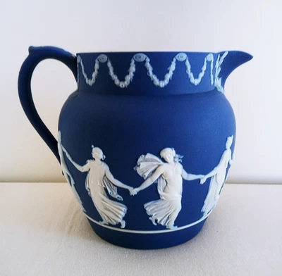 Raro Ca. Jarro de água 1900 Wedgwood azul cobalto jasperware "horas de dança" - Imagem 1 de 4
