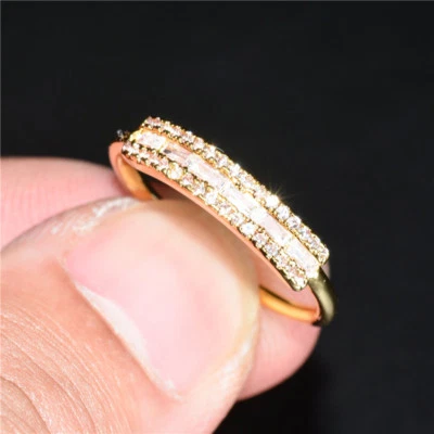 Elegante anillo de boda de circonita cúbica de oro amarillo de 18k para mujer talla 6-10 Foto 1 de 4