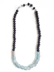 Africana recycelte Glas & Papier Perlen schwarz & himmelblau Perlen Halskette 16 Zoll - Bild 1 von 4