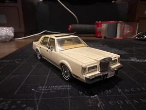 Lincoln Town Car Beige 1986 1:43 Neo 4LIN545 - Picture 1 of 4