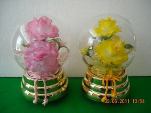 SFERA VETRO GIREVOLE CON 2 ROSE MUSICA LUCI ANNI '80 - Picture 1 of 3