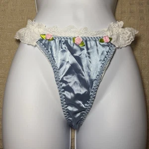 Neu ohne Etikett blau glänzend Satin weiß Rüschen Spitze Rosette Neuheit Tanga Sissy Höschen XL/8 - Bild 1 von 4