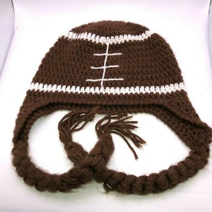 Gorra de fútbol de ganchillo para niños pequeños marrón blanco hecha a mano por artista local - Imagen 1 de 4