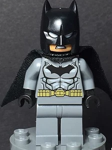 LEGO Batman Minifigura Gris Azulado Oscuro Traje Cinturón Dorado 76034 sh151 Auténtico - Imagen 1 de 7
