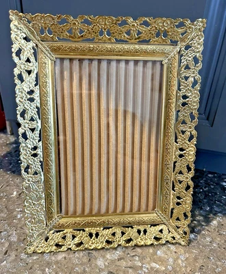 MARCO DE FOTOS DE METAL DE MEDIADOS DE SIGLO HOLLYWOOD REGENCY ORO FILLIGRANE FOTO DE 5" X 7" Foto 1 de 2