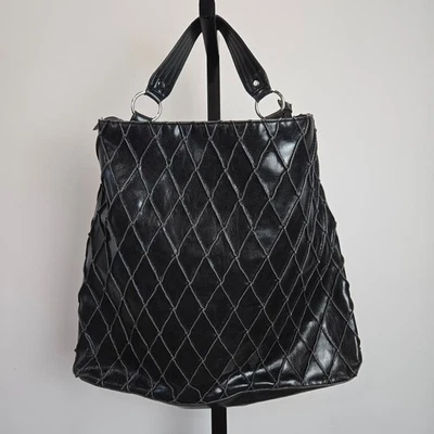 Bolso de hombro Steve Madden acolchado con diamantes grande de cuero sintético negro Foto 1 de 4