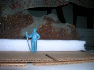 VINTAGE MARX FARMER W/ HOE 1950'S PLAYSET FARM FIGURE TOY 60MM VINYL RUBBER RED - Picture 1 of 4