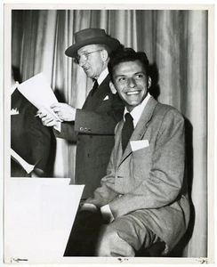 Vintage 1947 Candid Portrait of Frank Sinatra Beaming Smile Gil Wilson Photo - Picture 1 of 2
