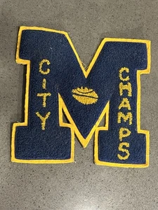 Großer Letterman Chenille Aufnäher Buchstabe M "City Champs" Fußball - Bild 1 von 5