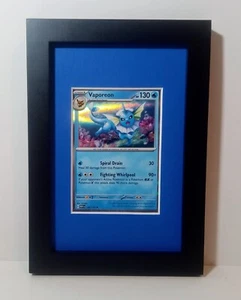 Tarjeta Pokémon Vaporeon Enmarcada Placa Escarlata y Violeta 151 134/165 - Imagen 1 de 4