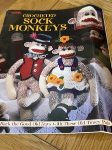 Häkelte Sockenaffen Schnittmusterheft von Leisure Arts Häkelanleitungen - Bild 1 von 2